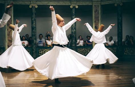  Semazen: การเต้น whirling dervish และความลับที่ซ่อนเร้นของนักแสดงหนุ่มชาวตุรกี